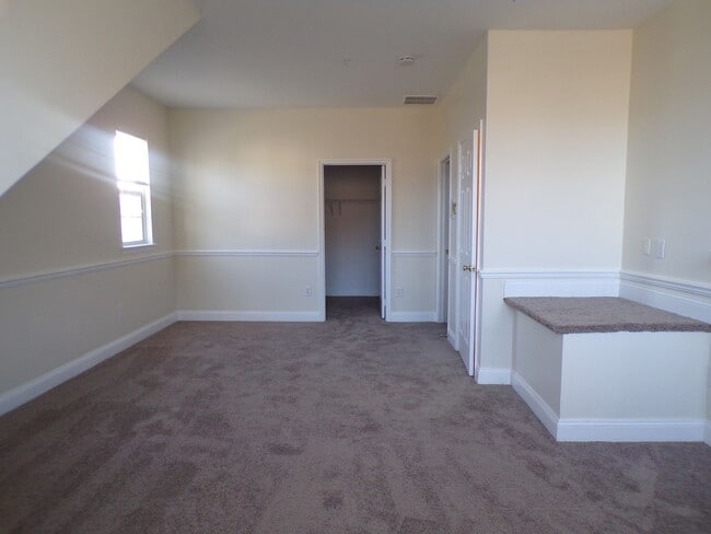 Building Photo - Odenton, 3 level twhs, end unit, Master su...