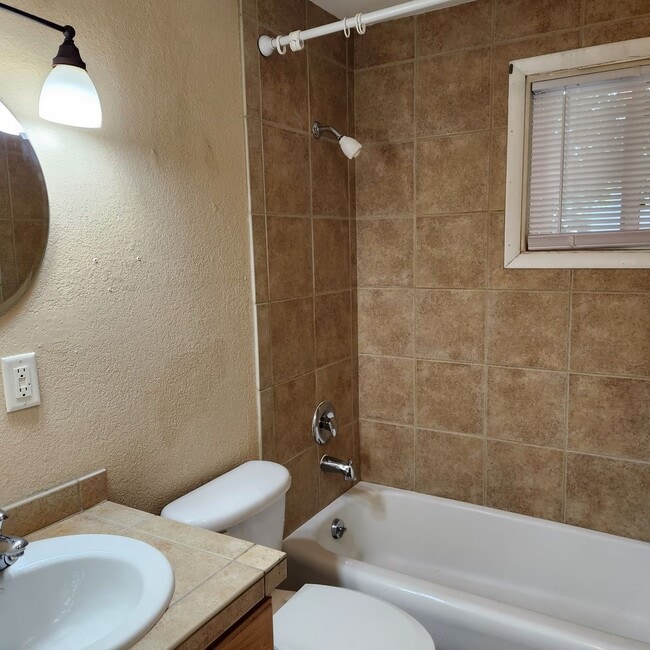 Building Photo - 4 Bed | 2 Bath House in the lower Rattlesnake