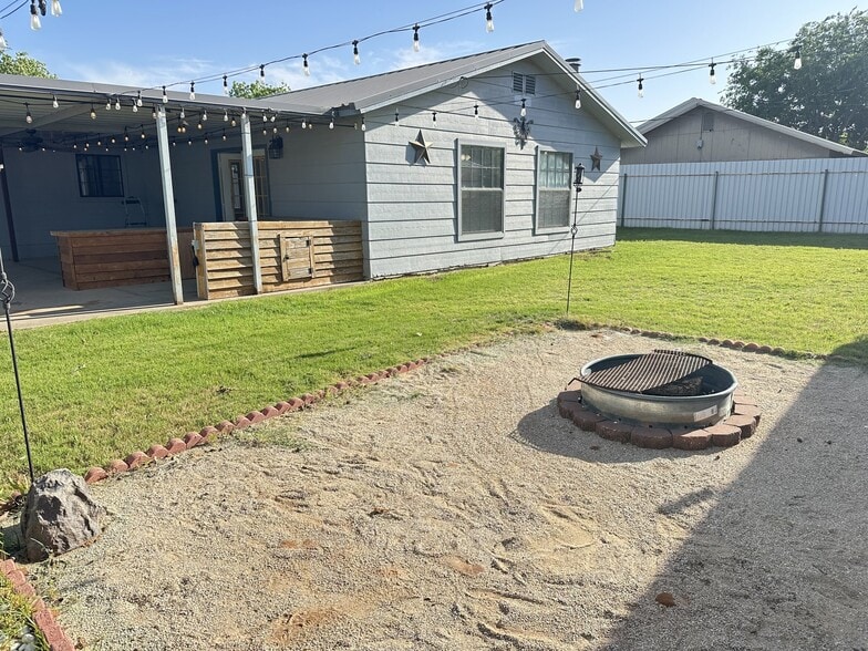Building Photo - 2631 Sunset Dr