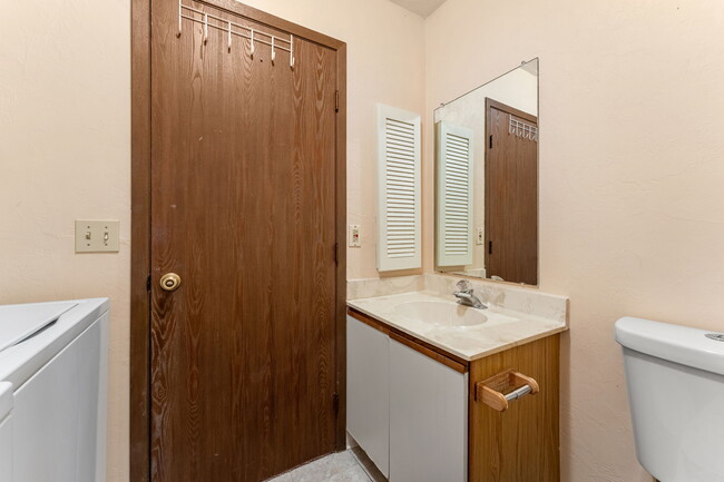 Building Photo - 7814 Shadowood Dr