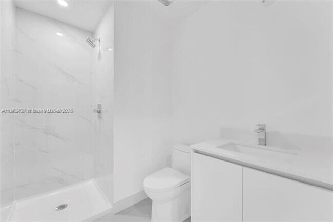 Building Photo - 700 NE 24th St