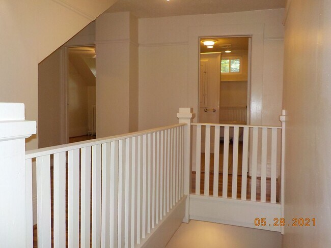 Building Photo - Available 6/1/25 Charming Two Story Single...