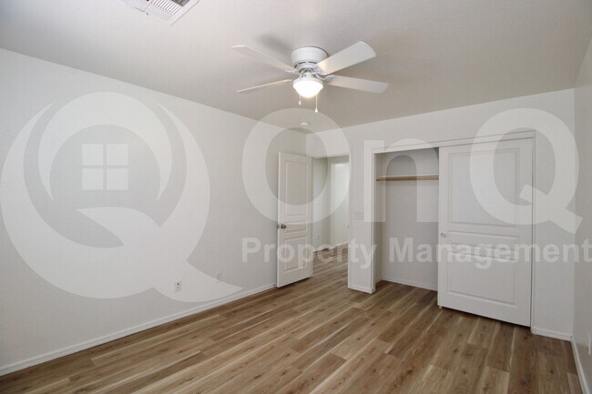 Building Photo - 3813 E Santa Fe Ln