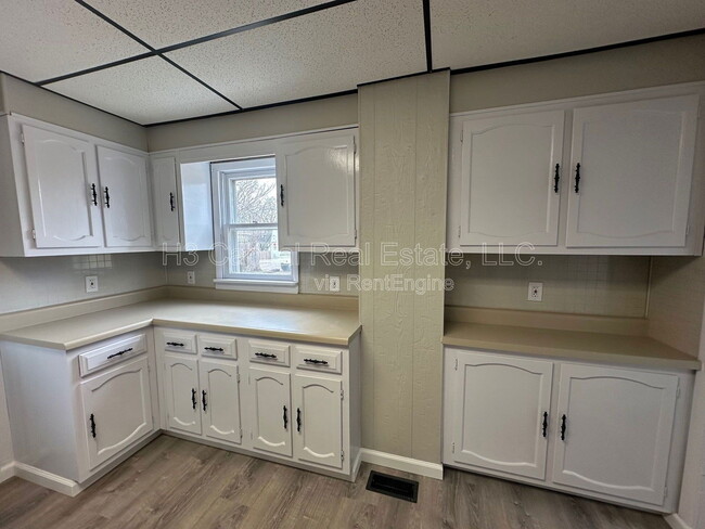 Building Photo - 320 W Cleveland Ave