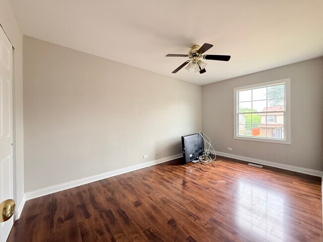 Building Photo - 229 Juniper Ln