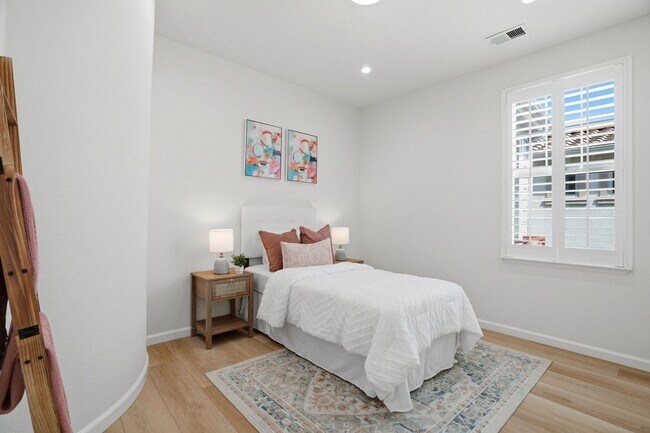 Building Photo - BRIGHT, OPEN RESIDENCE IN RIVERMARK HOME WITH EXCELLENT LAYOUT