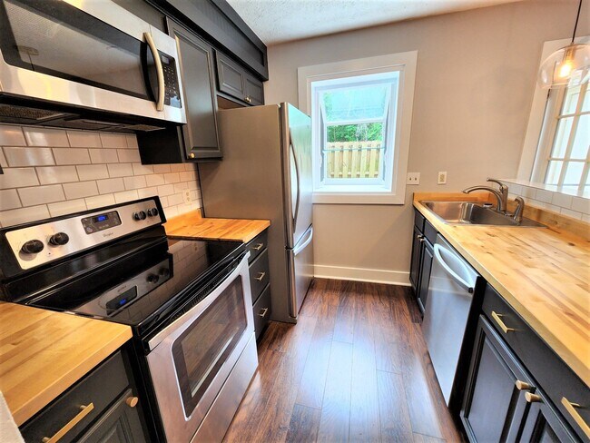 Building Photo - COMING SOON... Beautiful 2BR/1.5BA Townhouse in Hermitage Meadows!