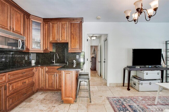 Building Photo - 1161 Sunset Dr