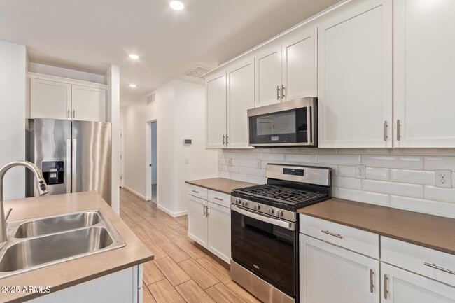 Building Photo - 14202 W Willow Ave