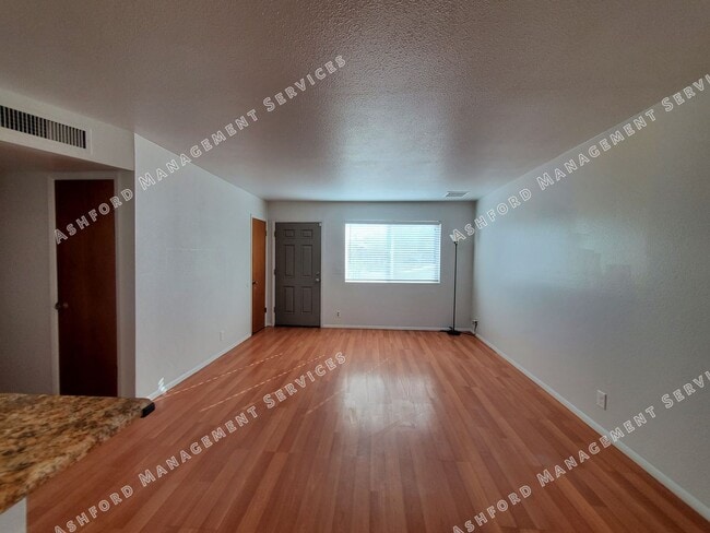 Building Photo - ***MOVE IN SPECIAL*** 3 BEDROOM HOME WITH HUGE BACKYARD/GARDEN AREA*LANDSCAPING INCL