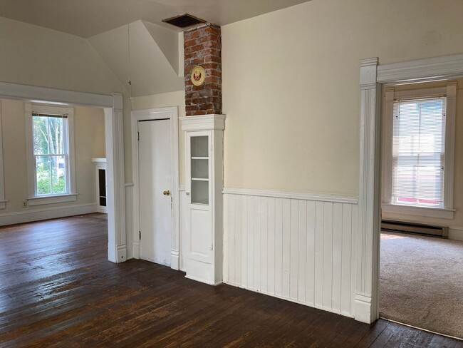 Building Photo - Historic Campus House ~ 3 bedroom, 1 bath ...