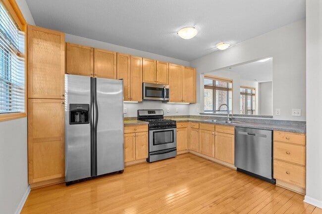 Building Photo - 731 Mercer St