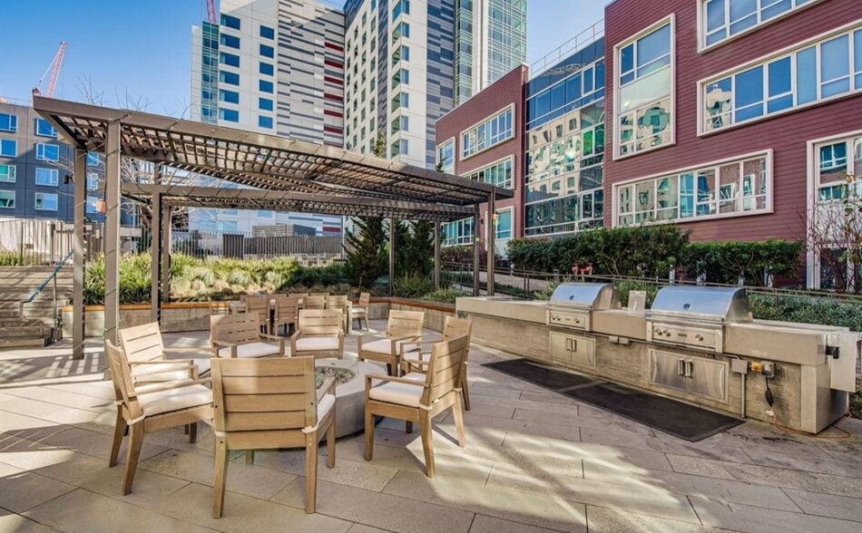 Building Photo - 110 Channel St