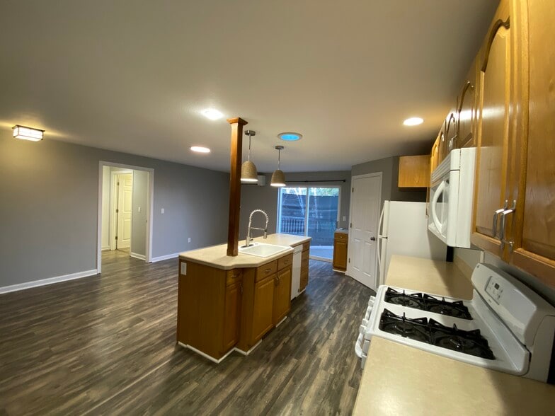 Building Photo - 2464-2 NE Ravenwood Dr