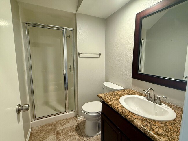 Building Photo - 4 bed, 3 bath Townhouse in Gated Community...