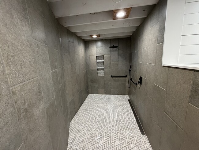 Building Photo - 105 Bottle Dr