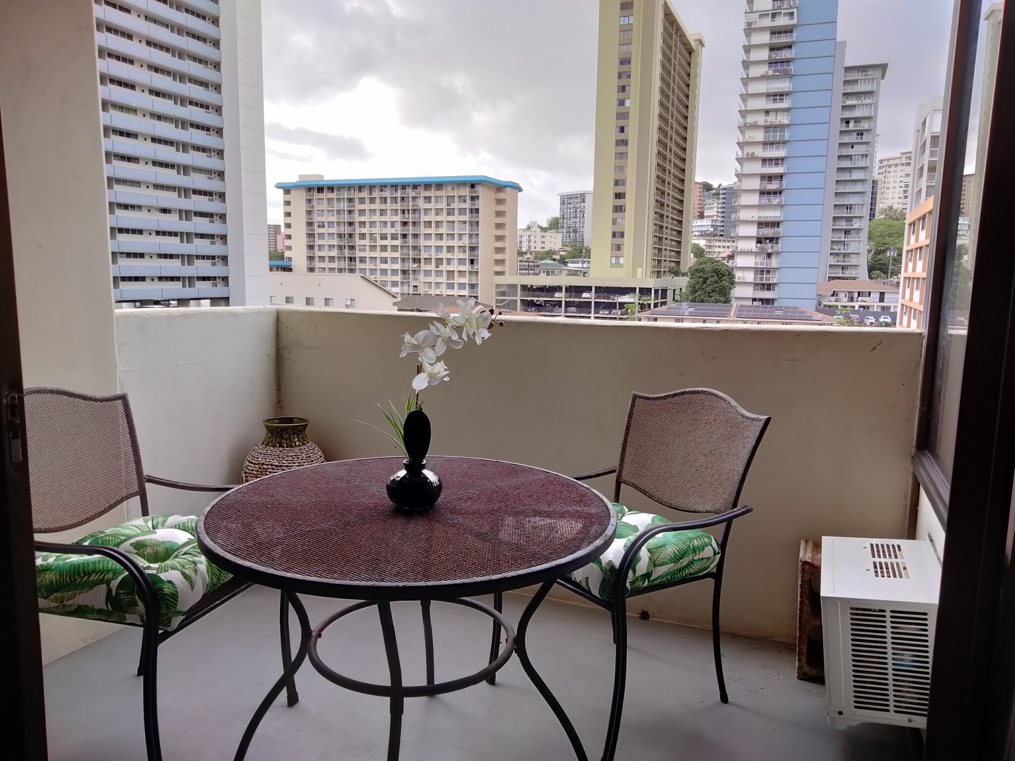 Lanai Table and Chairs with green leaf aloha Cushions - 1571 Piikoi St