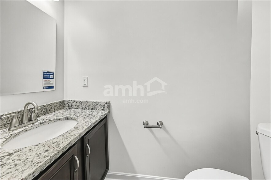 Building Photo - 2113 Lynwood Pl