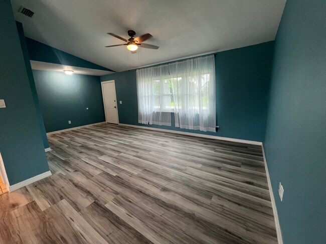 Building Photo - Annual ** Newly Renovated ** 3 Bedroom / 2...