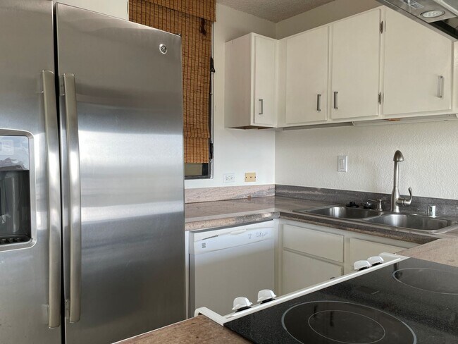 Building Photo - 4 Months of Discounted Rent! Sunny, 8th Flr Unit in Boutique Building with Gorgeous Views from Sp...