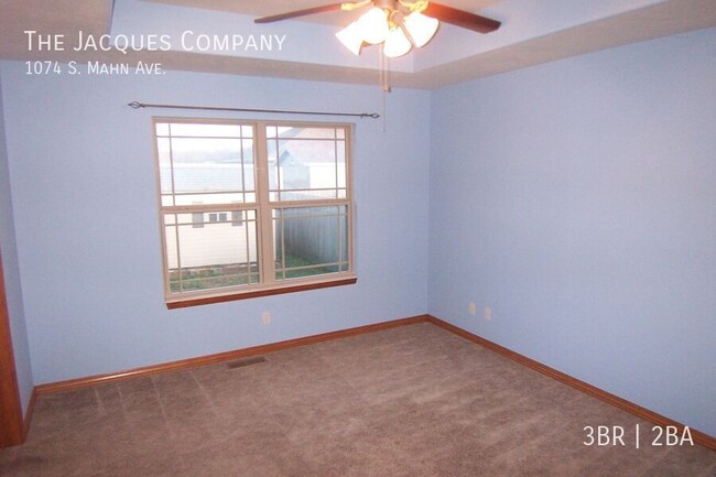 Building Photo - Very Clean 3 Bedroom 2 Bath 3 Car Garage H...