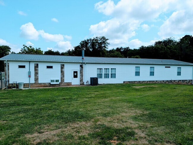 Building Photo - Country Living!!!   Farm Life!!
