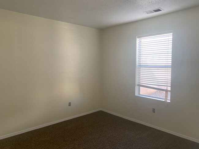 Building Photo - 137 Griegos Rd NW