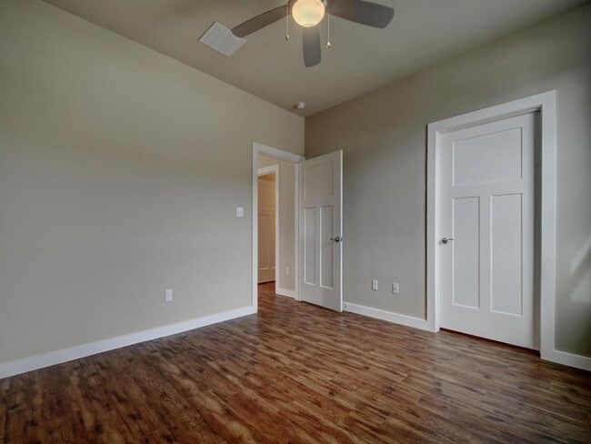 Building Photo - 240 Rose Dr