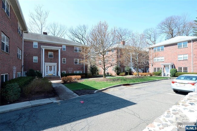 Building Photo - 20-30 Ridge Road Unit A8