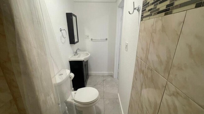 Building Photo - 3 bedroom in Miami FL 33142