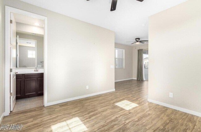 Building Photo - 9418 E Theia Dr