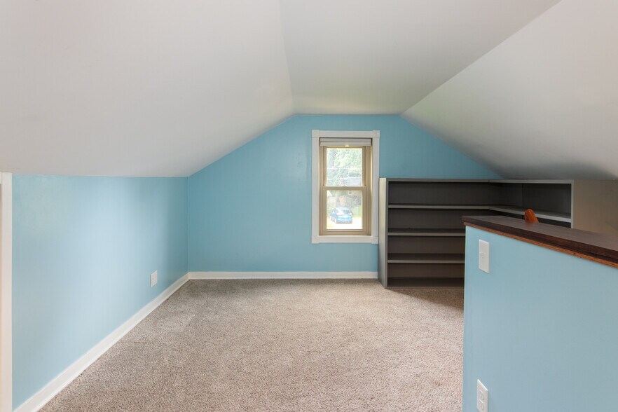 Building Photo - 7910 Shorewood Dr