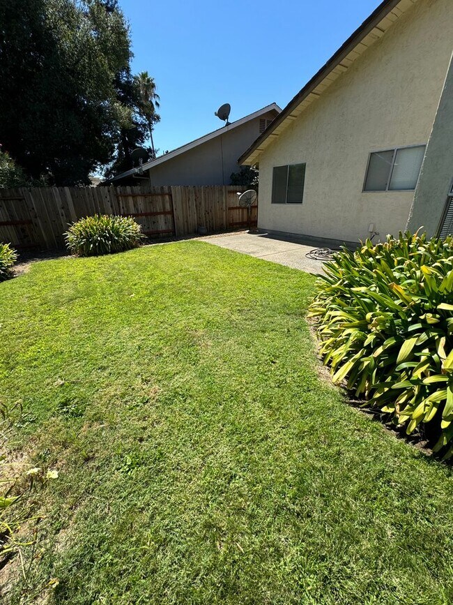 Building Photo - 1042 Awani Dr