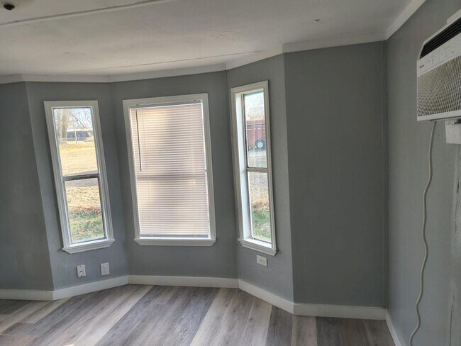 Building Photo - 814 S Kern Ave