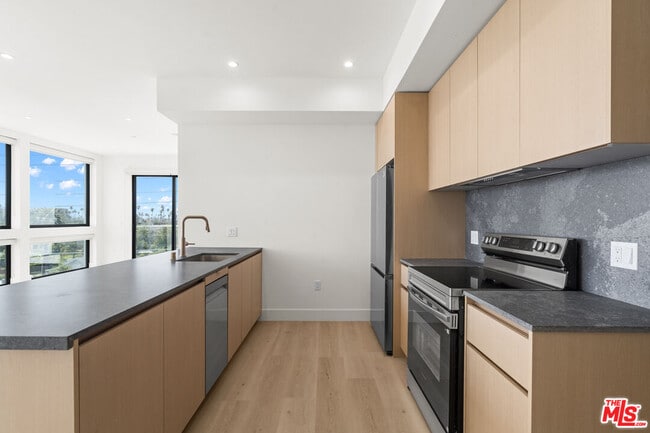 Building Photo - 1808 Lincoln Blvd