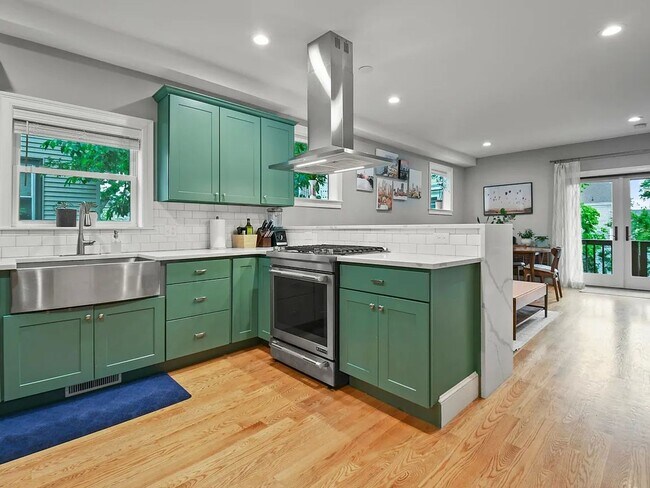 Building Photo - Renovated Apartment in Medford