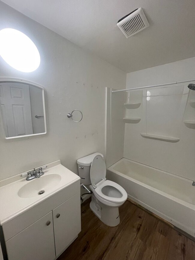 Building Photo - 2 Bedroom Town House!