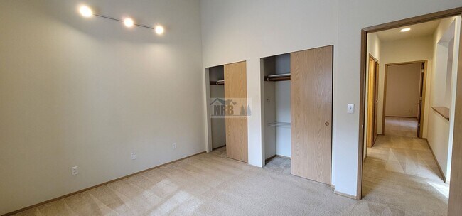 Building Photo - Cousino(8923/25)