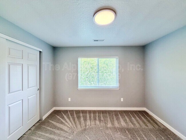 Building Photo - 5847 SW Coventry Pl