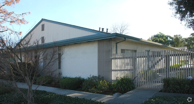 Building Photo - Oak View Apartments