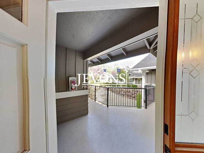 Building Photo - Fabulous 2 Bedrooms, 2 Bathroom, Top-Floor Condo in Klahanie