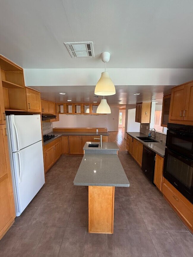 Building Photo - Gorgeous 3 Bedroom, 2 Bathroom, Granada Hi...