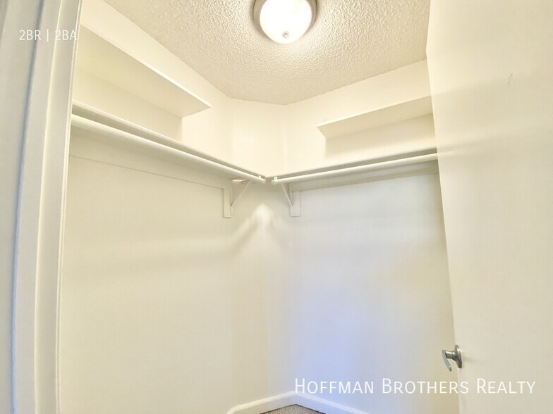 Building Photo - 860 S Ardmore Ave