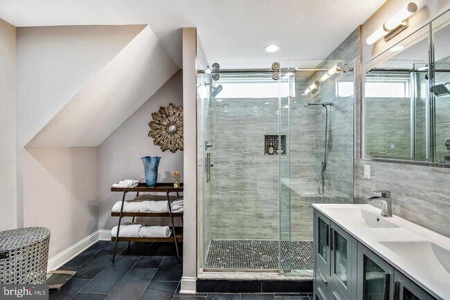 Building Photo - 1945 Watkins St