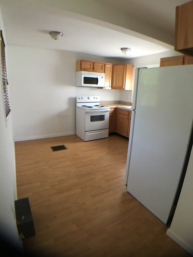 Building Photo - Radford (West End), 2 BR / 1 BA, Available August