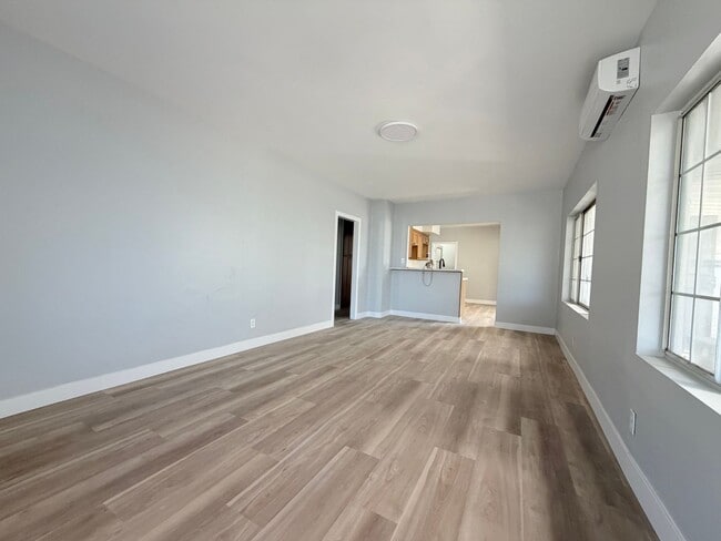 Building Photo - Huge 3 bedroom 2 bathroom for lease