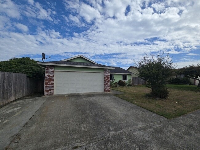 Building Photo - 3BD/2BA McKinleyville home features ample ...
