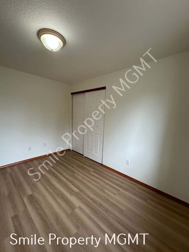 Building Photo - Lovely house with 3 bedrooms and 2.5 bathroom.