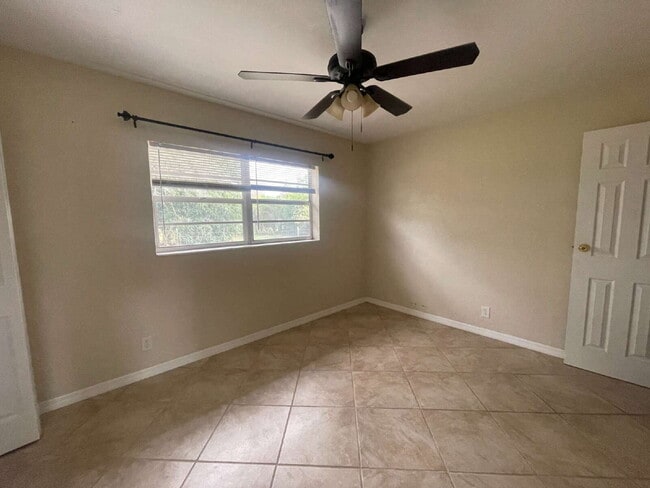 Building Photo - 3-Bedroom and 2-Bathroom Half Duplex