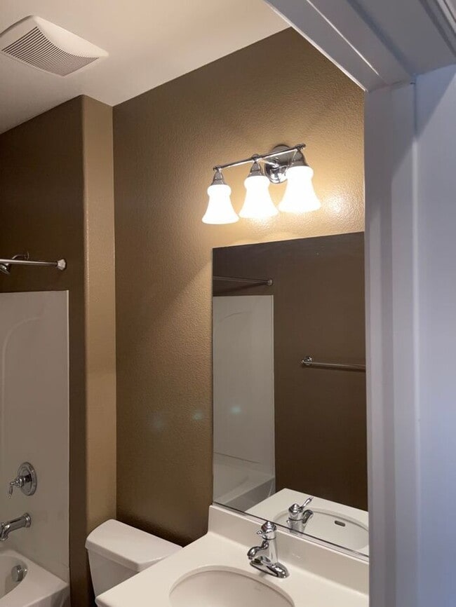 Building Photo - Mountain House 2 Bedroom 2 Bath Townhome